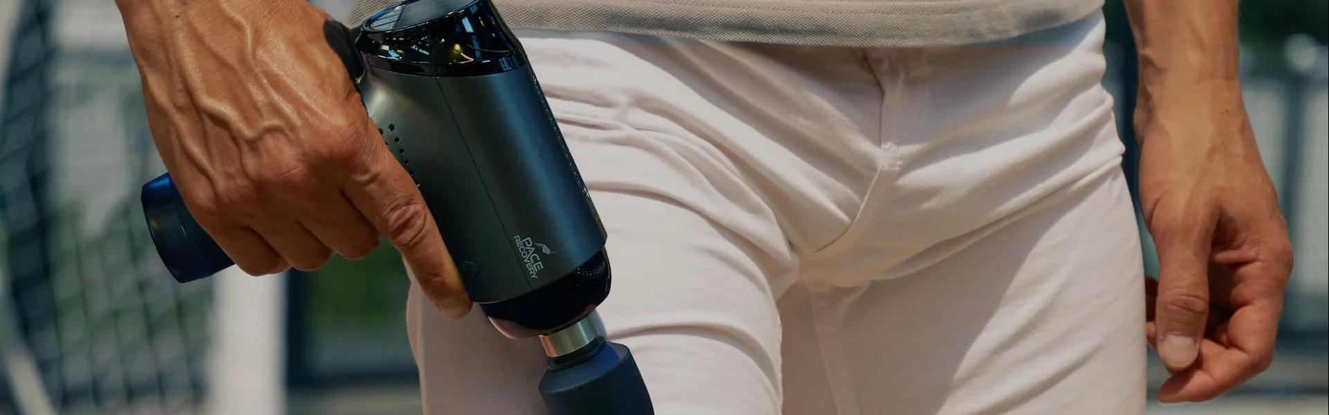 Een man houdt de Pace Recovery Elite 1 massage gun in de hand, klaar voor spierherstel en ontspanning.