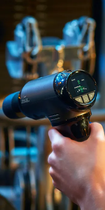 Pace Recovery Elite 1 massage gun met digitaal scherm, klaar voor gebruik.